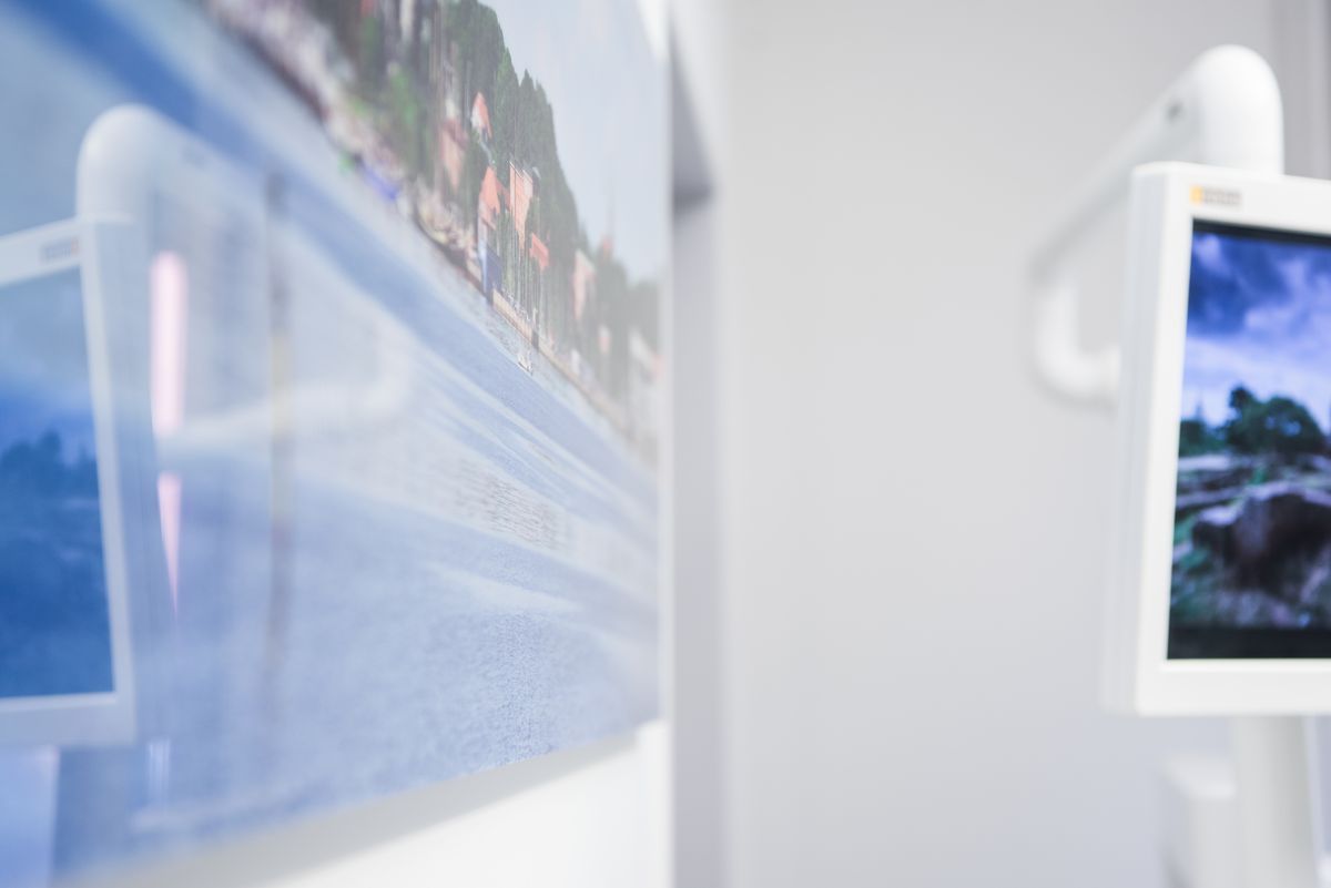 Kunstdrucke an der Wand der Zahnarztpraxis